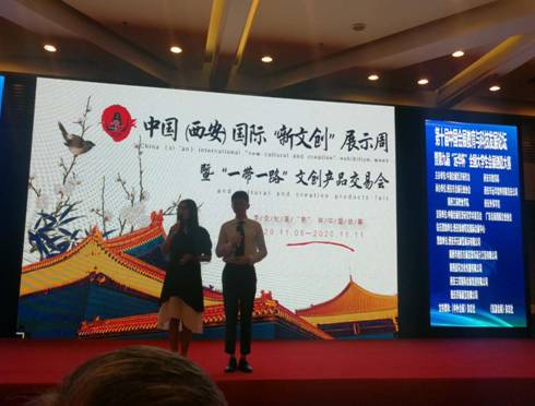 图片包含 天花板, 室内, 人员, 墙壁描述已自动生成